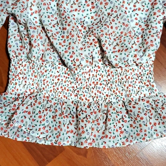 Floral ruched floral top - Picture 2 of 6